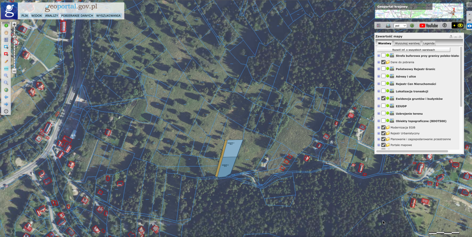 Ortofotomapa z geoportal.gov.pl — Działka 1 i Działka 2 zaznaczone na niebiesko na stoku nad drogą gminną, wokół las i zabudowa Zawoi-Mosorne.